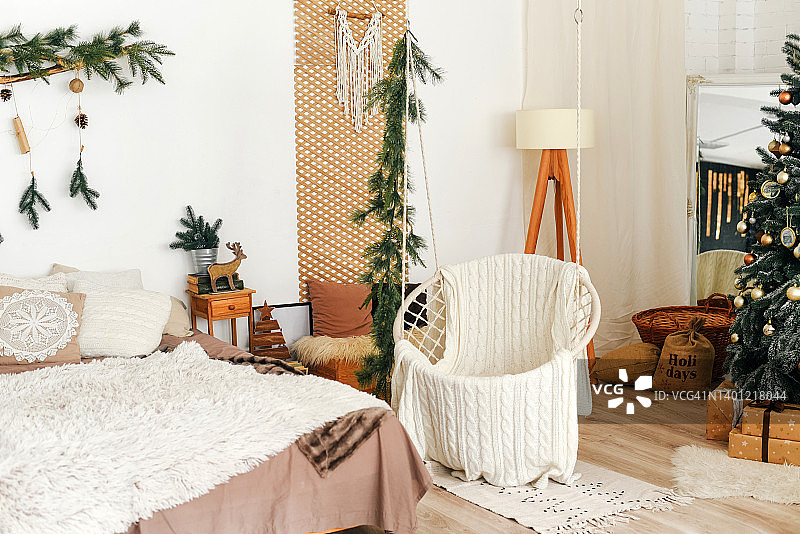 圣诞卧室装饰。新年。圣诞节。圣诞装饰。圣诞树。圣诞背景。圣诞家居室内装饰。假期。图片素材