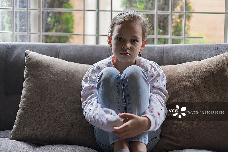 拉丁裔悲伤小女孩的特写肖像图片素材