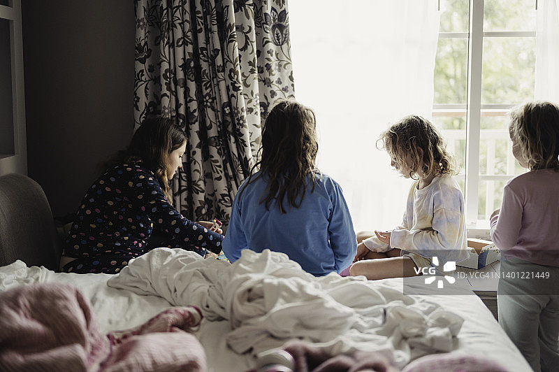 儿童卧室里玩耍的孩子们图片素材