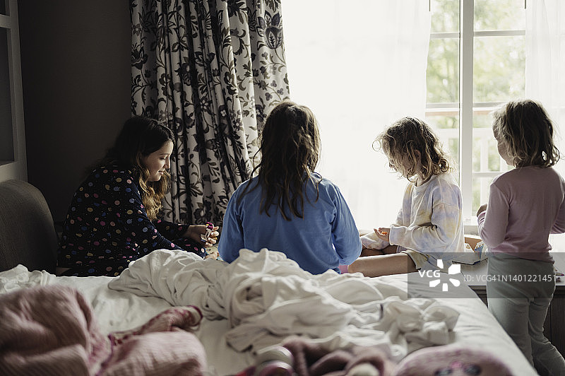 儿童卧室里玩耍的孩子们图片素材