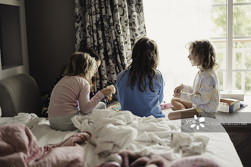 儿童卧室里玩耍的孩子们图片素材