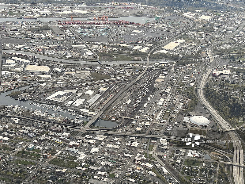 塔科马高速公路和港口与塔科马穹顶的鸟瞰图图片素材