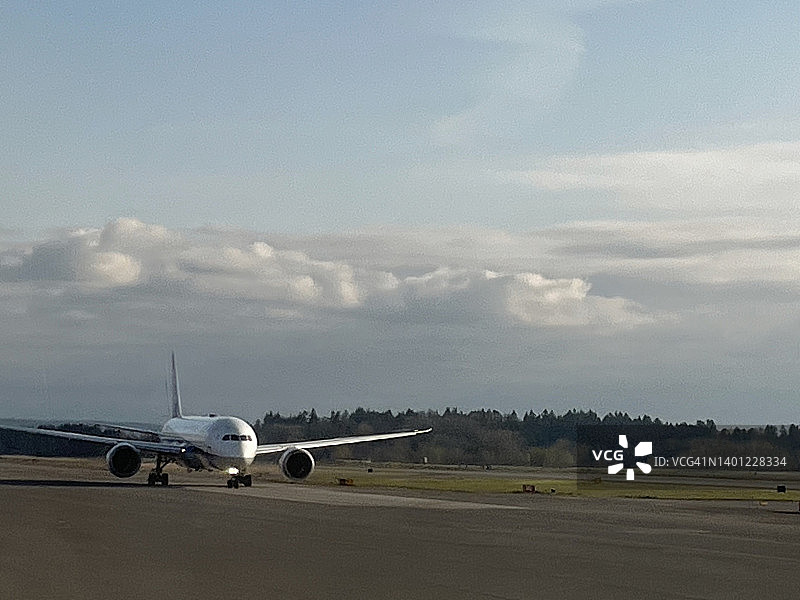 跑道上客机正面图图片素材