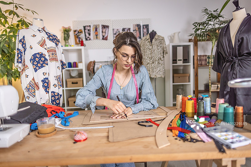 工作室里的年轻创意设计师图片素材