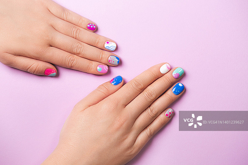 俏皮的抽象夏季美甲图片素材