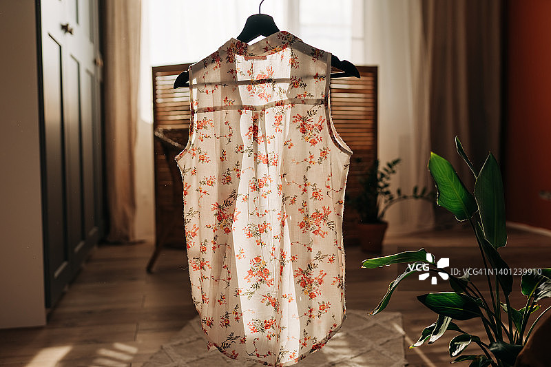 女士简约风亚麻时装：时尚女式衬衫、连衣裙、裤子，白色背景图片素材