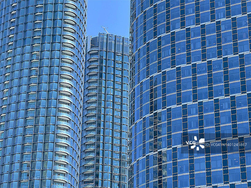 洛杉矶的三座具有钢和玻璃外墙的现代摩天大楼图片素材