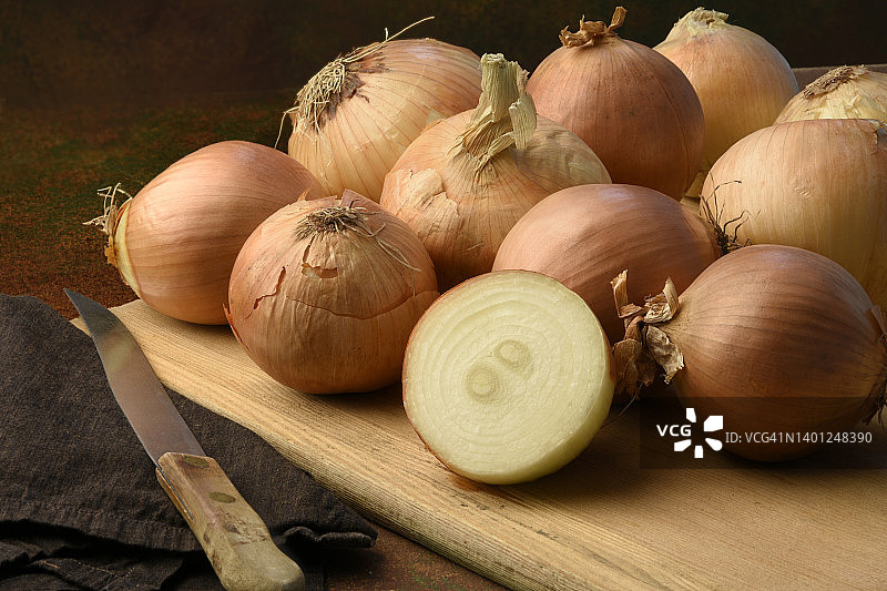 木板上的完整洋葱图片素材