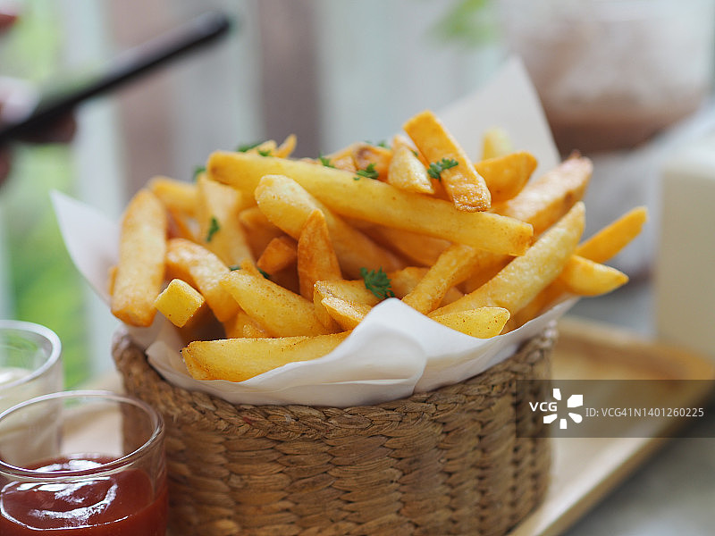 金黄酥脆薯条特写，美味零食图片素材