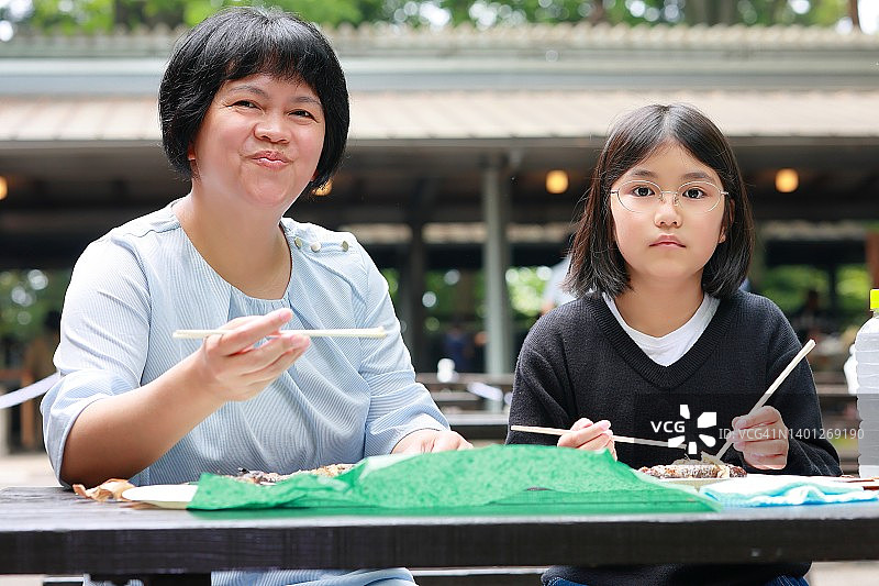 母子一起吃钓来的彩虹豆芽图片素材