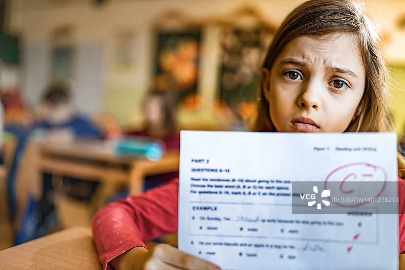 我考试得了C-！图片素材