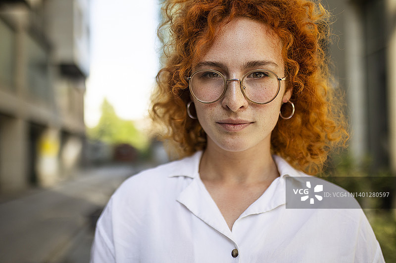 站在办公楼前的严肃女商人图片素材