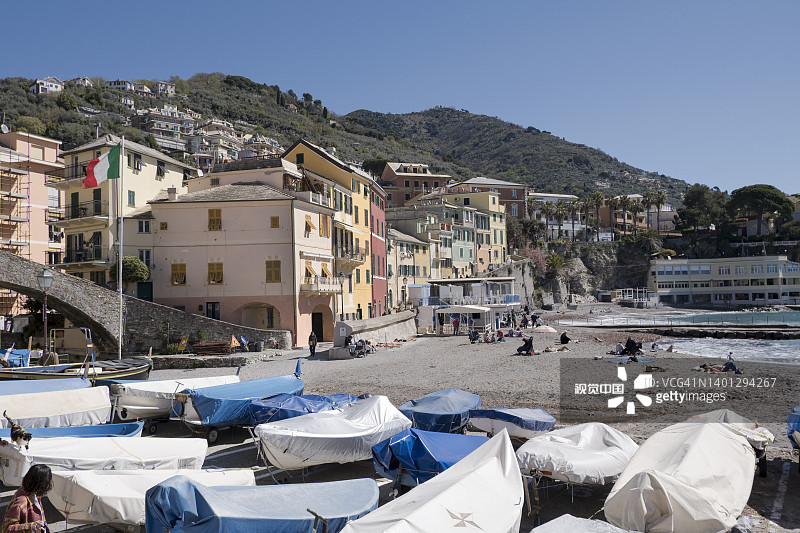 Bogliasco -一个五颜六色的历史房屋，面对着一个美丽的海滩。意大利利古利亚图片素材