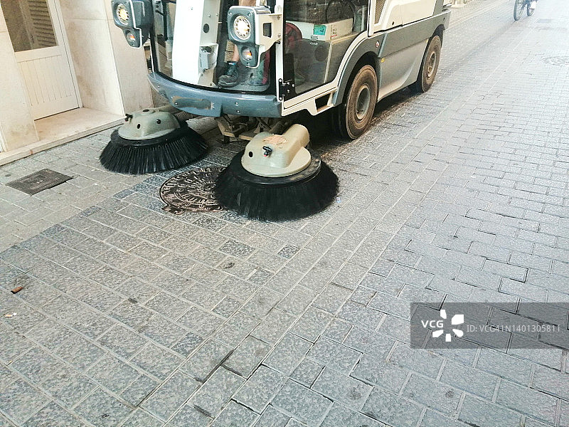 人行道旁的街道清洁机图片素材