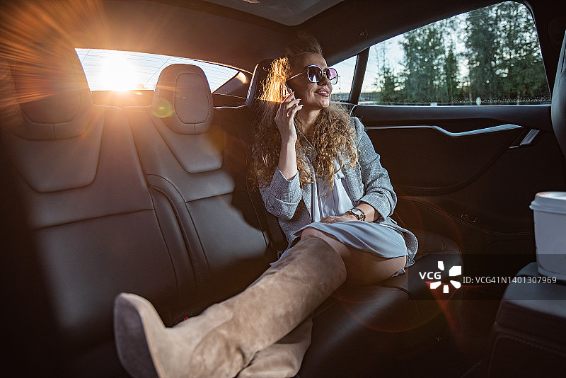 女人在车里放松地讲手机图片素材