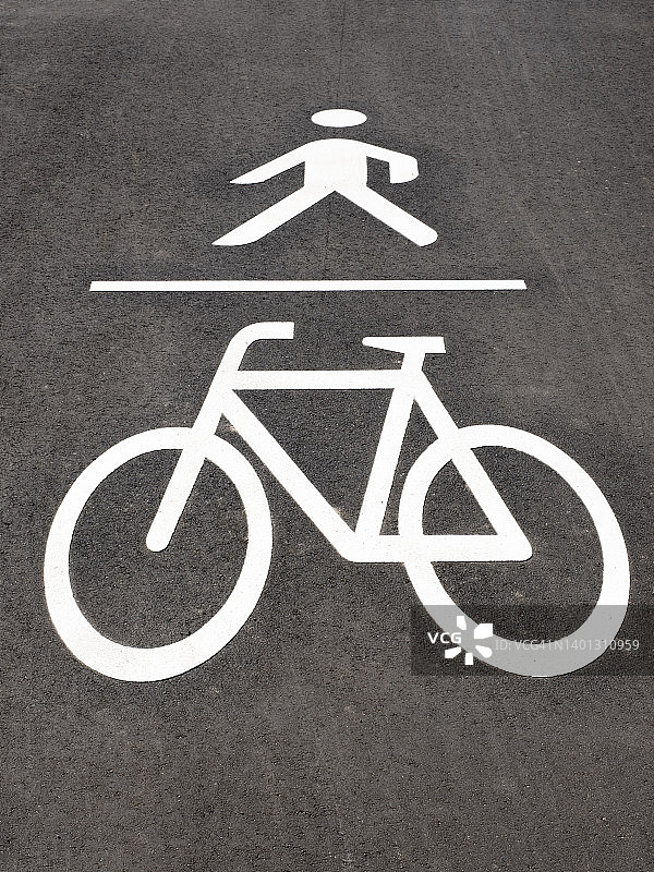 道路上的自行车道和人行道标志图片素材