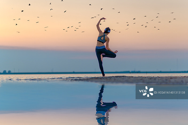 在湖边做瑜伽放松身心图片素材