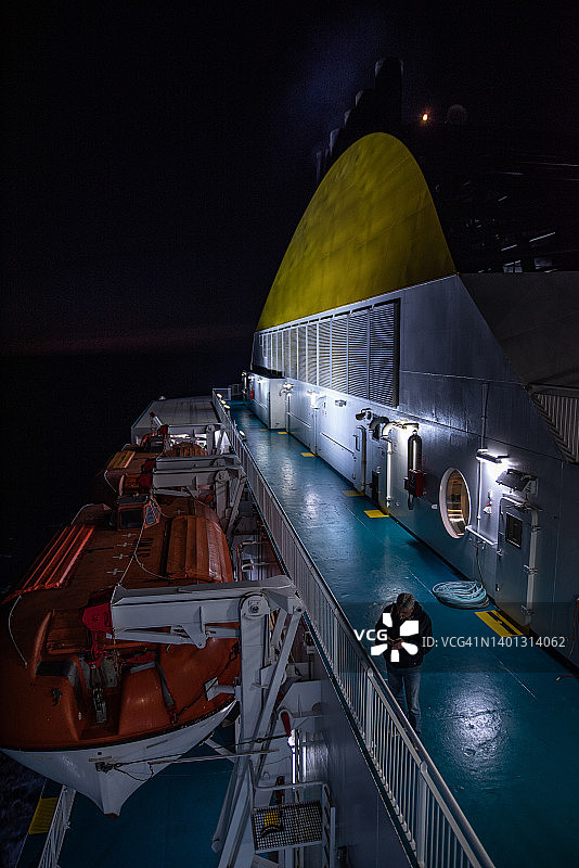 轮渡上层甲板的宁静夜景图片素材