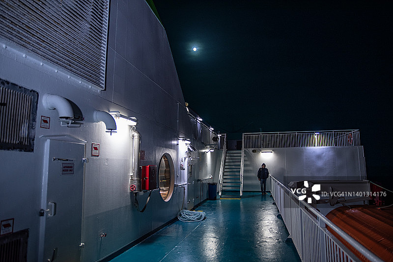 轮渡上层甲板的宁静夜景图片素材