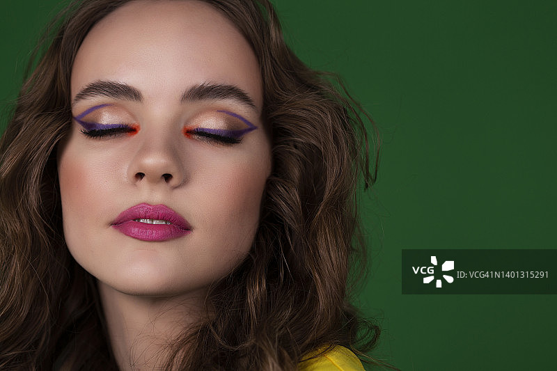 美丽的年轻女子的肖像图片素材