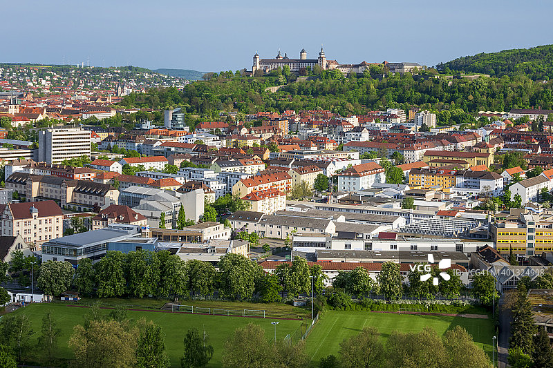 德国巴伐利亚州维尔茨堡：夏季的策勒劳区与马里恩贝格要塞图片素材