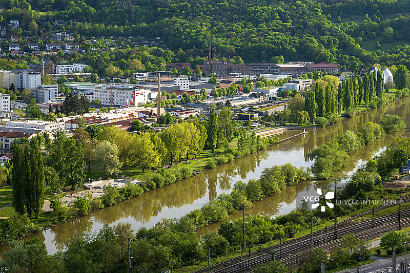 德国巴伐利亚维尔茨堡：夏季美因河和泽勒劳区景色图片素材