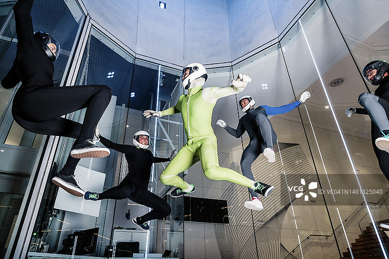 朋友们在风洞中享受飞行乐趣图片素材