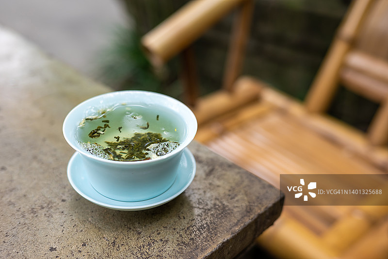 石桌上的绿茶杯图片素材