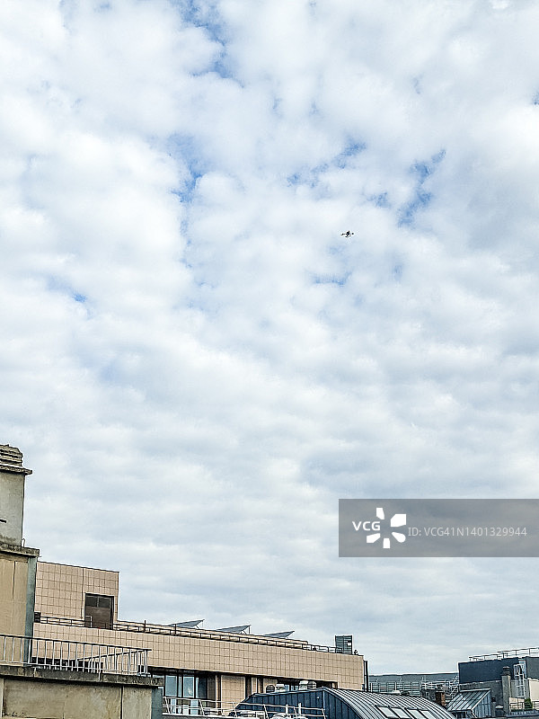 警用无人机在布鲁塞尔欧洲区巡逻图片素材