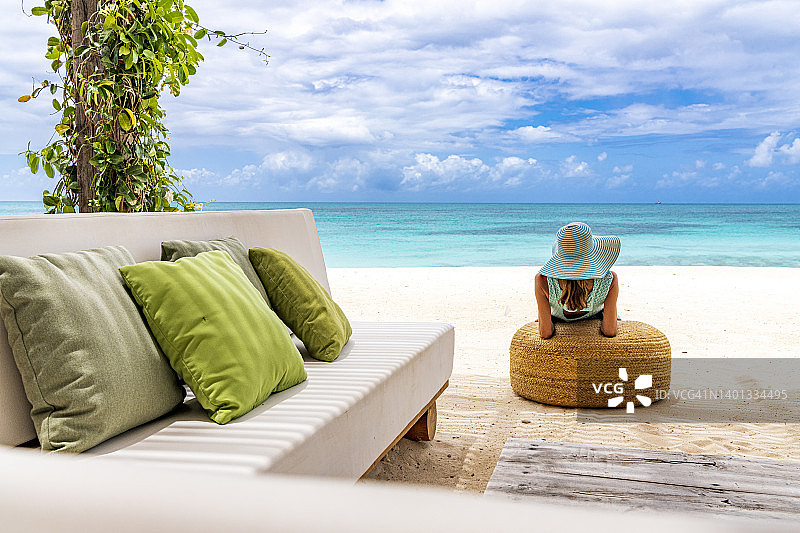 漂亮女人在海滩豪华度假村放松身心图片素材