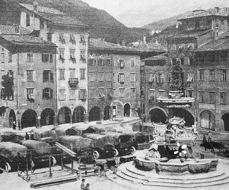 第一次世界大战期间的特伦托市场广场，军用车辆，1915年，意大利，历史照片，20世纪早期原版数字修复复制品，确切日期未知图片素材