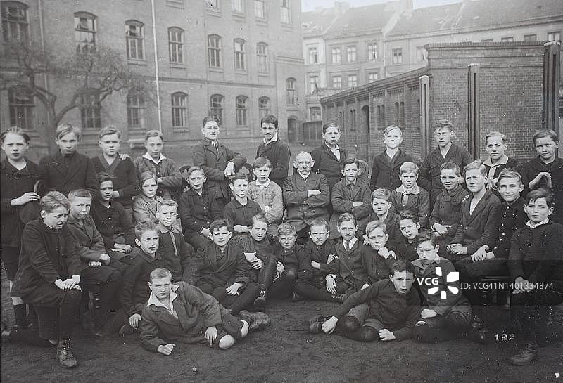 班级合影，1920年德国，含教师的男生班级图片素材