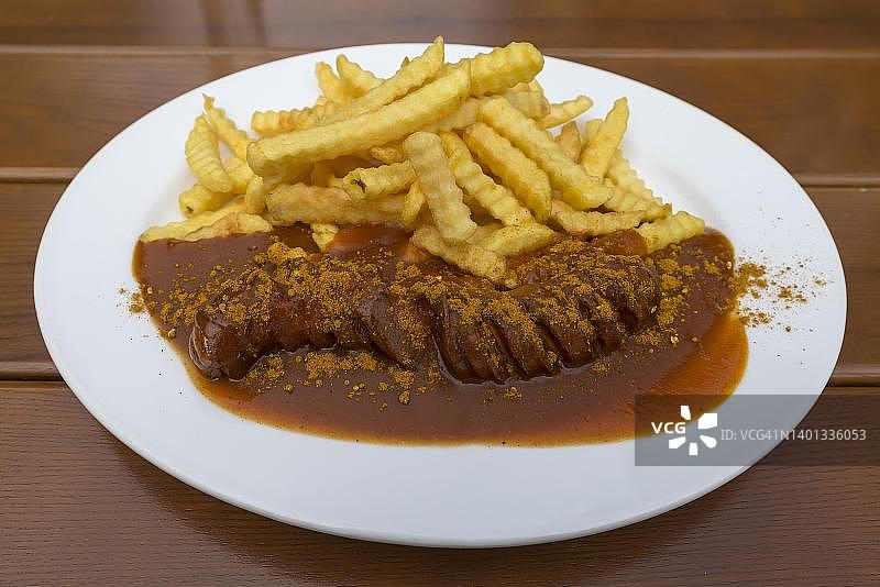 巴伐利亚花园餐厅的咖喱香肠配薯条图片素材