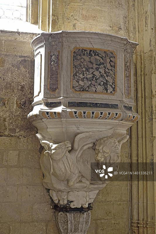 阿尔勒圣特罗菲姆教堂侧廊的讲坛，法国普罗旺斯-阿尔卑斯-蓝色海岸地区图片素材