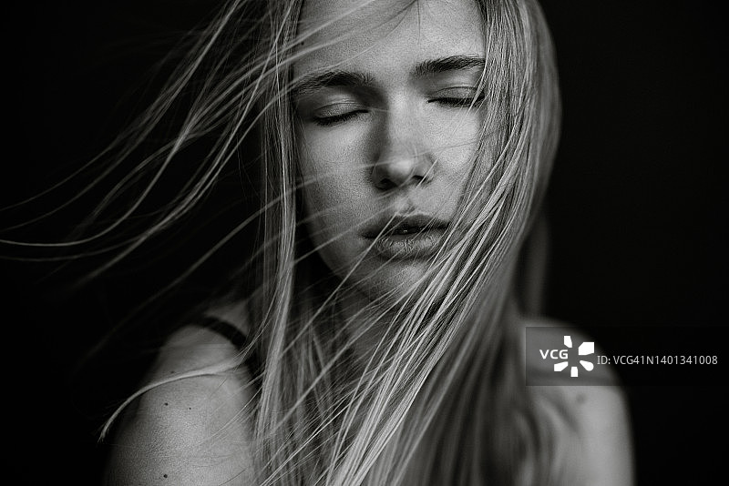 美丽女人的黑白照片图片素材