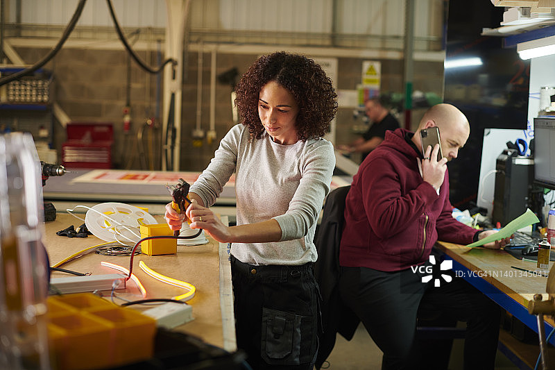 带有LED标牌的电工图片素材