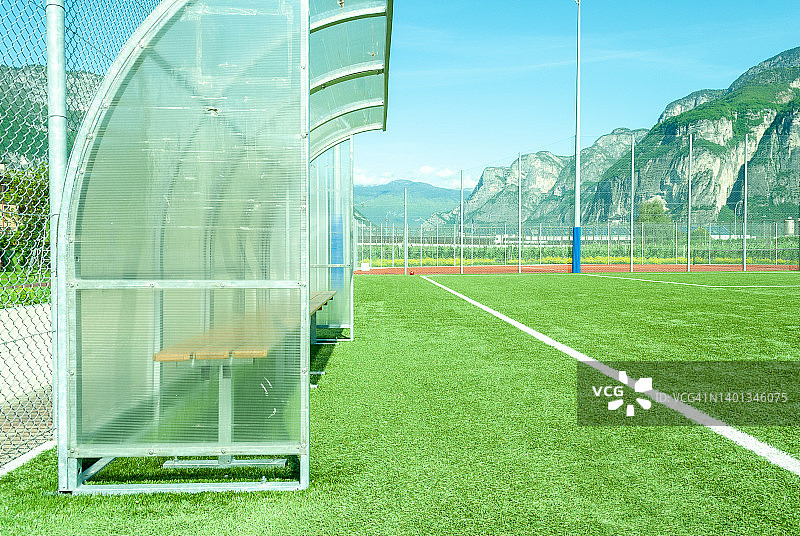 户外草地足球场上的运动长椅特写图片素材