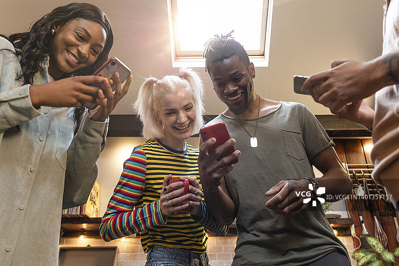 浏览社交媒体图片素材