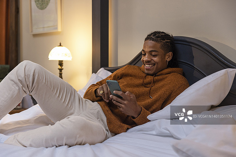 睡前查看消息图片素材