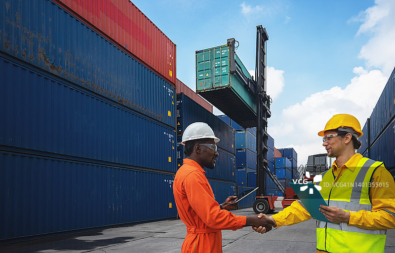 与货运集装箱的港口工人图片素材