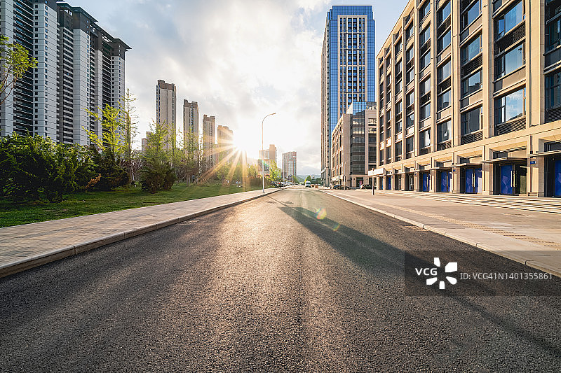 日落时分金融区的空旷道路图片素材