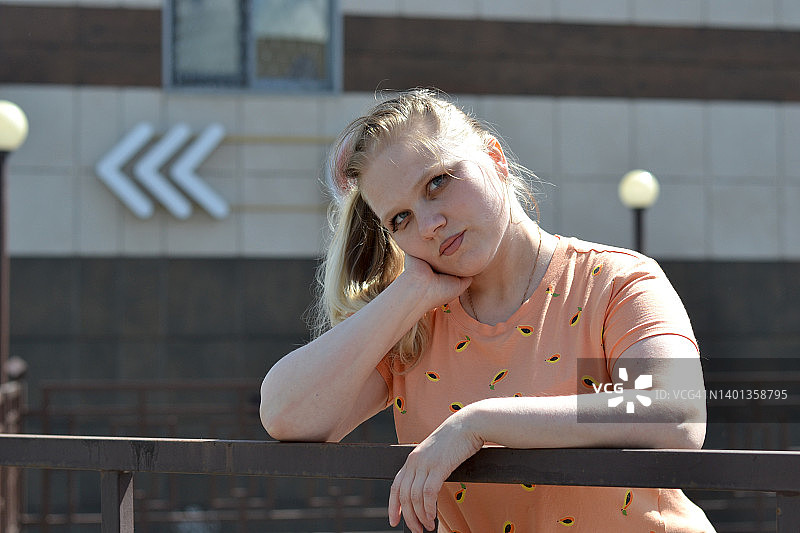 扎侧马尾的年轻女子肖像图片素材