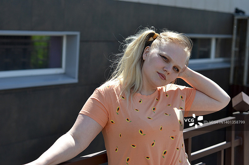 扎侧马尾的年轻女子肖像图片素材