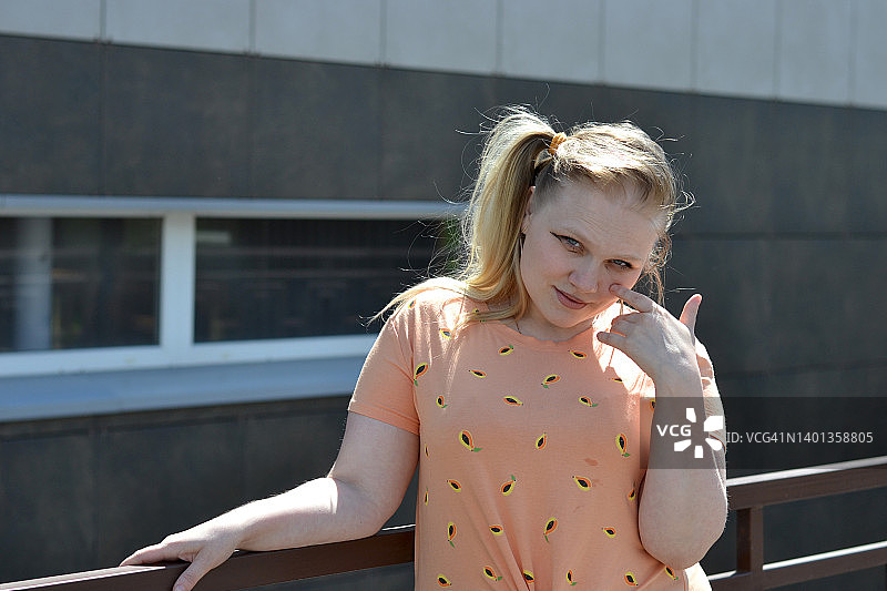 扎侧马尾的年轻女子肖像图片素材