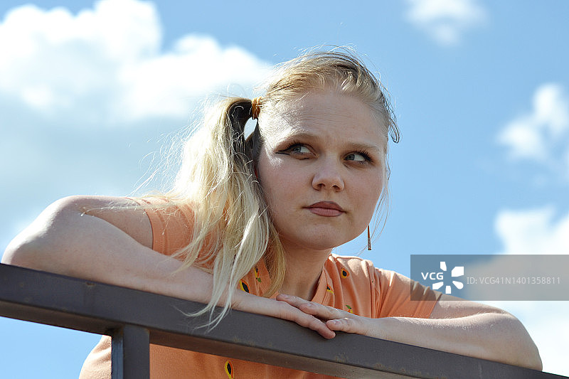 扎侧马尾的年轻女子肖像图片素材