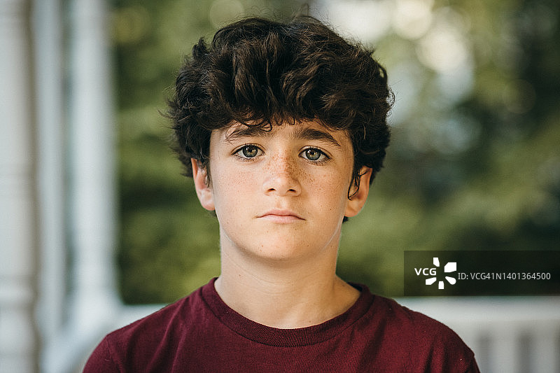 13岁男孩肖像图片素材