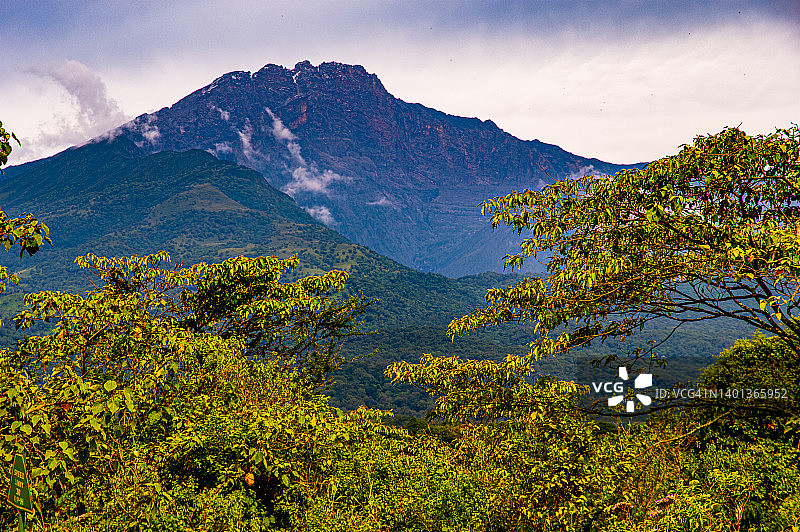 梅鲁山，阿鲁沙国家公园，坦桑尼亚阿鲁沙图片素材