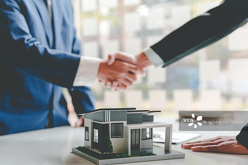 房地产经纪人向客户提供房屋样品、抵押贷款合同，签订房屋租赁合同和房屋保险合同、房屋抵押贷款概念图片素材