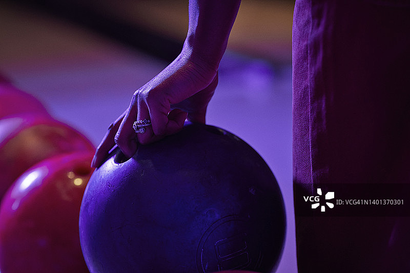 女人举起保龄球图片素材