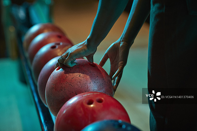 女人拿起保龄球图片素材